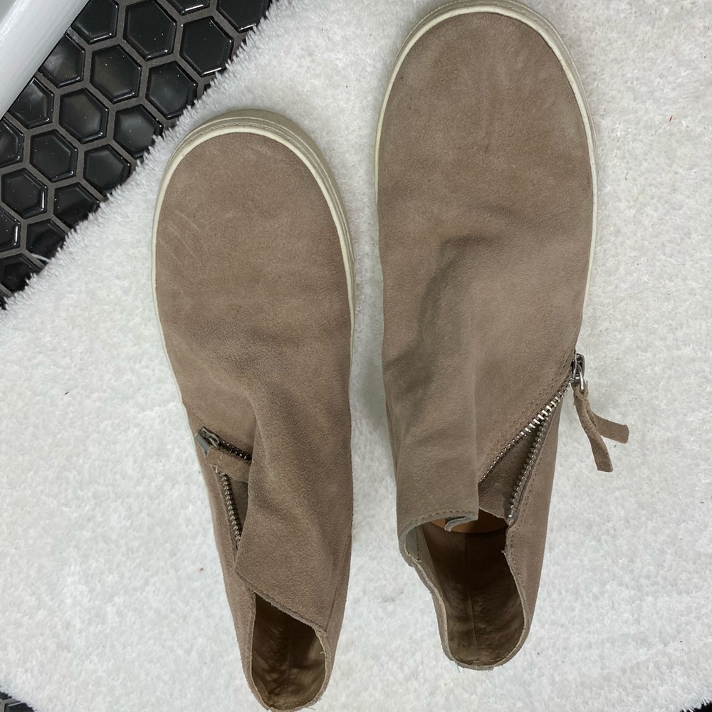 Slip on sneakers